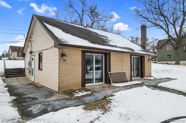 front view picture of 8041 Grand River Road, Brighton, MI. 48114