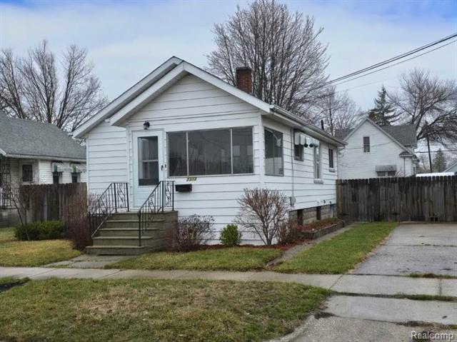front view picture of 2313 S Jefferson Street, Bay City, MI. 48708