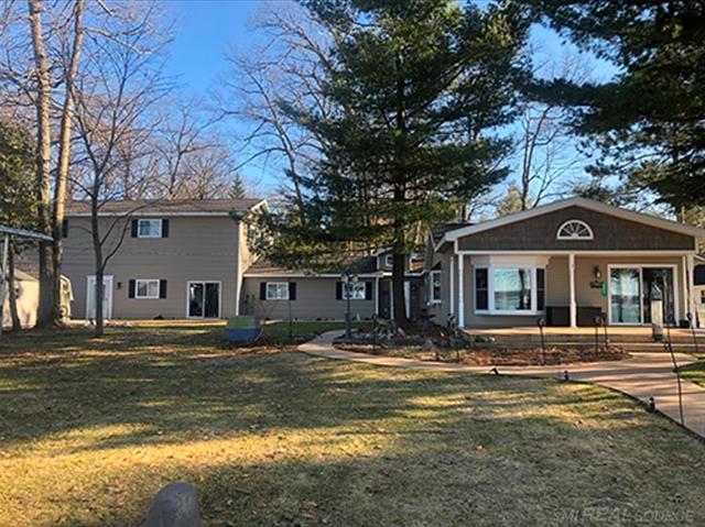 front view picture of 605 Sam-O-Set Boulevard, Roscommon, MI. 48653