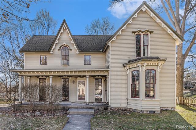 front view picture of 613 S East Street, Fenton, MI. 48430