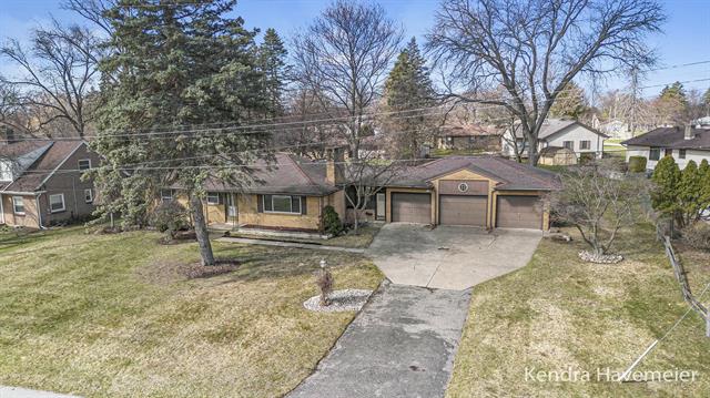 front view picture of 643 Oakhurst Avenue Nw, Grand Rapids, MI. 49504