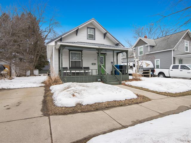 front view picture of 817 E Loomis Street, Ludington, MI. 49431