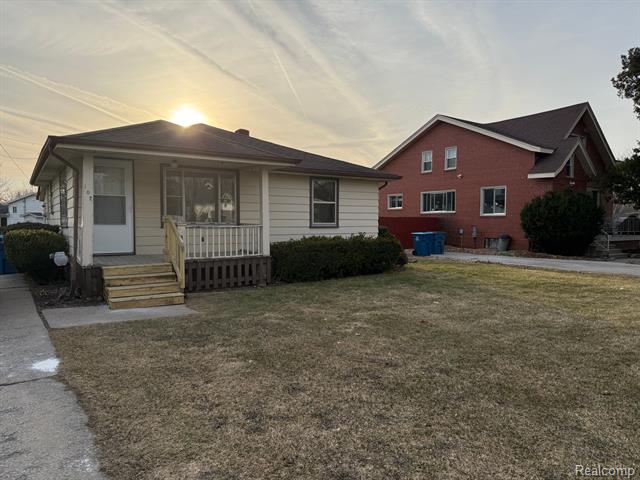 front view picture of 102 N Tuscola Road, Bay City, MI. 48708