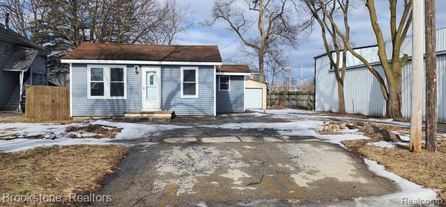 front view picture of 182 W Maple Street, Montrose, MI. 48457