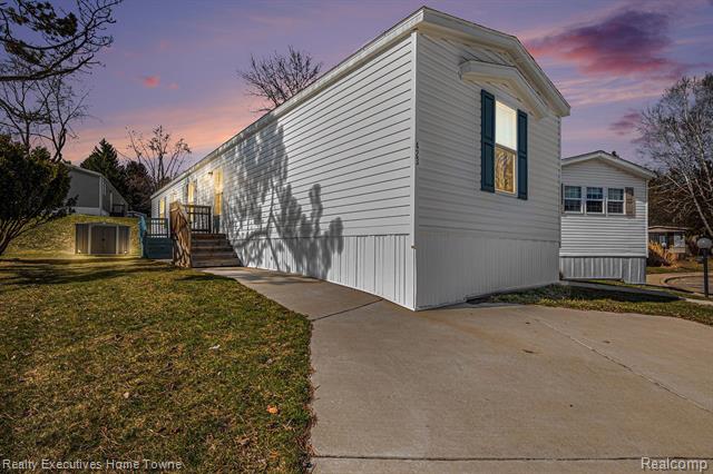 front view picture of 423 Elm Ct, Oakland, MI. 48363