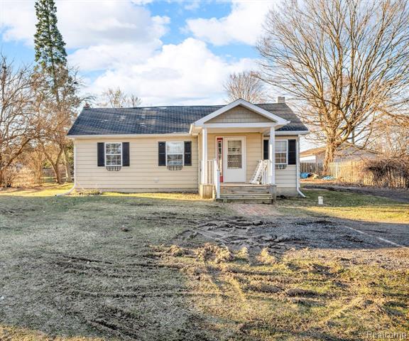front view picture of 8396 E Richfield Road, Davison, MI. 48423