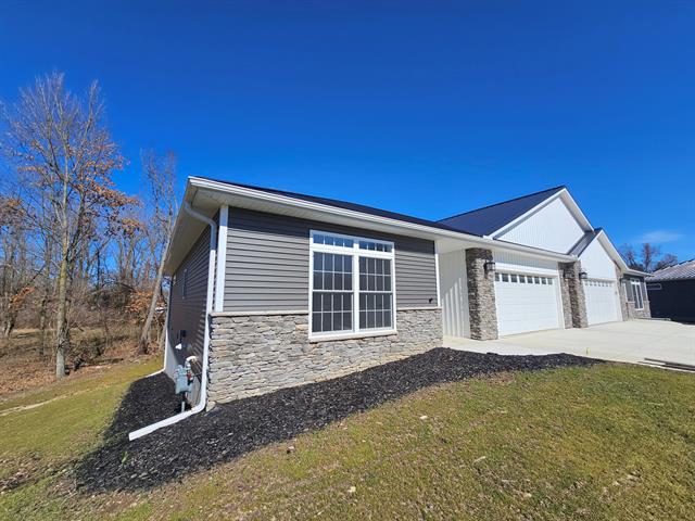 front view picture of 233 Auseon Court, Hillsdale, MI. 49242