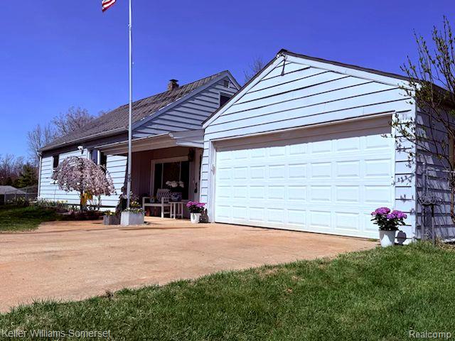 front view picture of 5900 Commerce Rd, West Bloomfield, MI. 48324