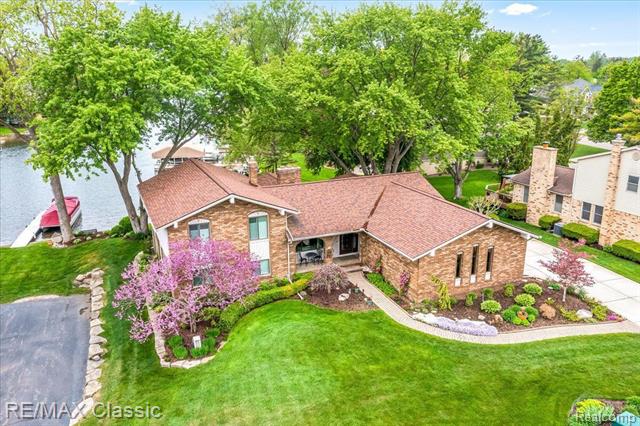 front view picture of 4773 Winewood Ln, Commerce Township, MI. 48382