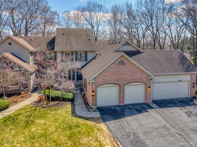 front view picture of 4584 Golf View Drive, Brighton, MI. 48116