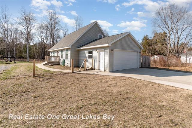 front view picture of 517 N Us 23 Highway, Harrisville, MI. 48740