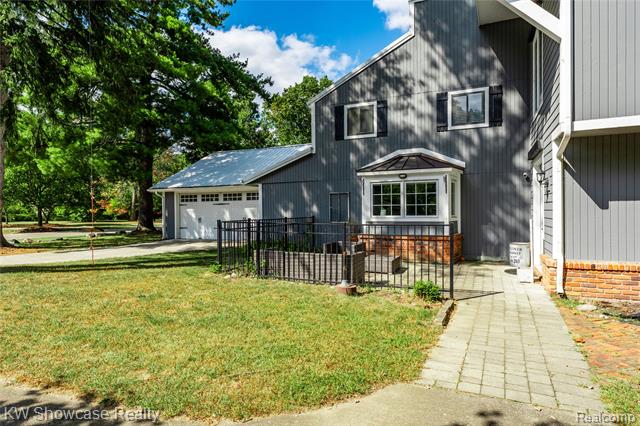 front view picture of 3115 Westacres Dr, West Bloomfield, MI. 48324