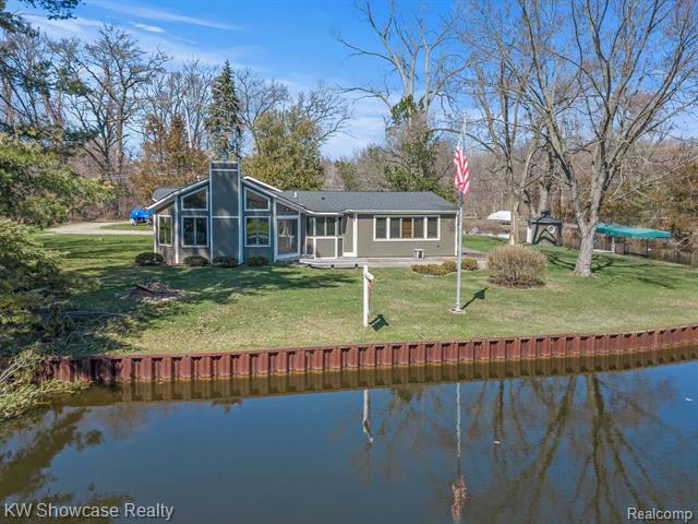 front view picture of 9045 Commerce Rd, Commerce Township, MI. 48382