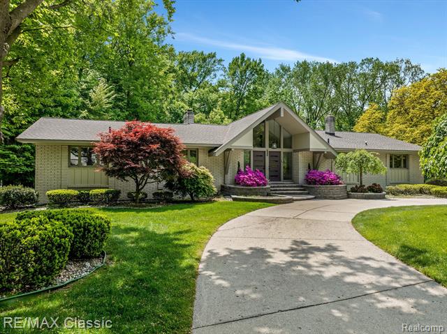 front view picture of 21301 Woodhill Drive, Northville, MI. 48167