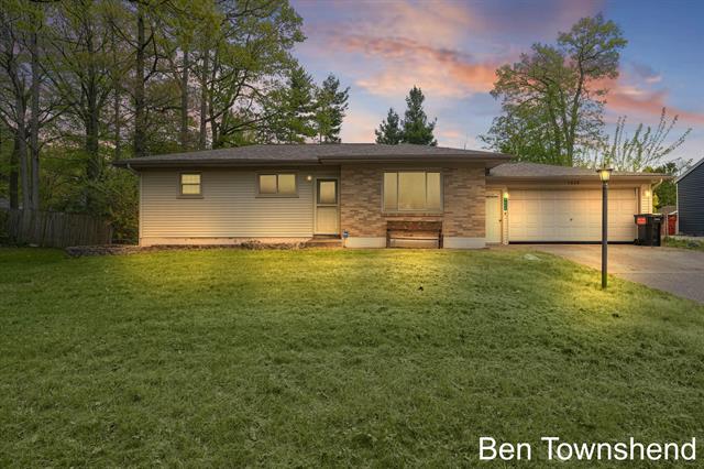front view picture of 4626 Foxcroft Avenue Nw, Comstock Park, MI. 49321