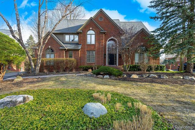 front view picture of 6264 Wildwood Ln, West Bloomfield, MI. 48324