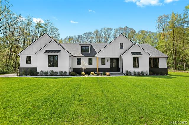 front view picture of 5697 Evergreen Knoll, Howell, MI. 48855
