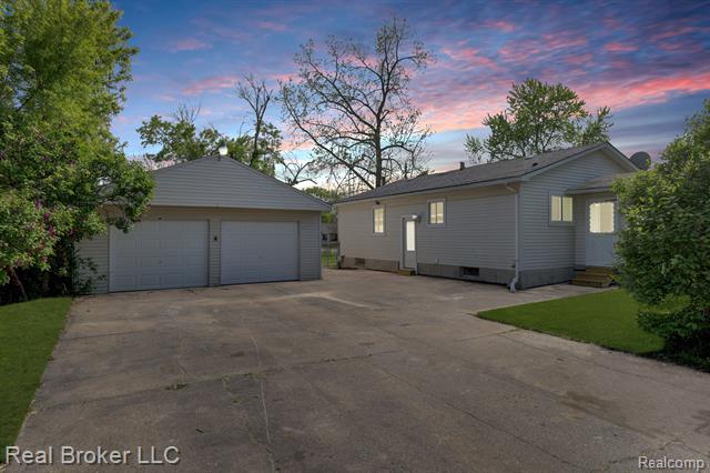front view picture of 2098 E Mclean Avenue, Burton, MI. 48529