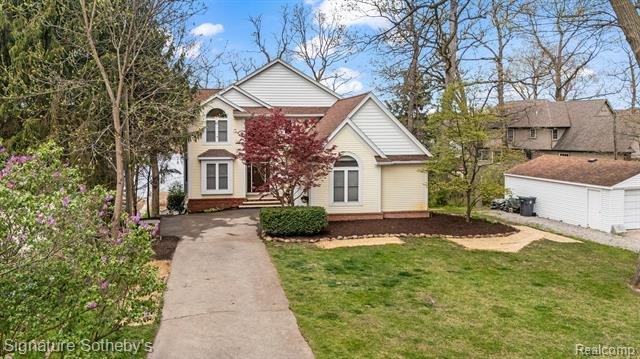 front view picture of 5027 Grover Drive, Brighton, MI. 48116