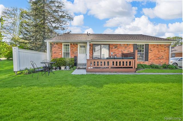 front view picture of 2917 Whittier Court, Ann Arbor, MI. 48104