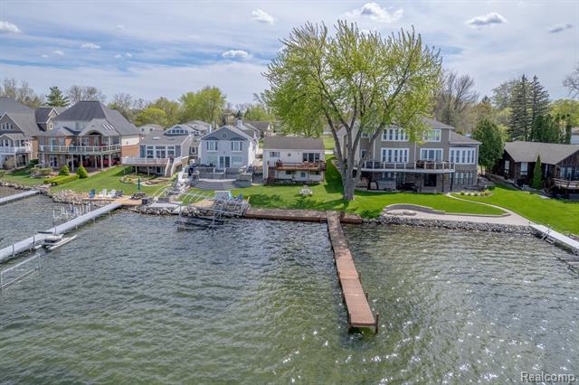front view picture of 2414 Cranewood Drive, Fenton, MI. 48430