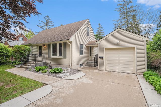 front view picture of 1132 Sabron Drive, East Lansing, MI. 48823
