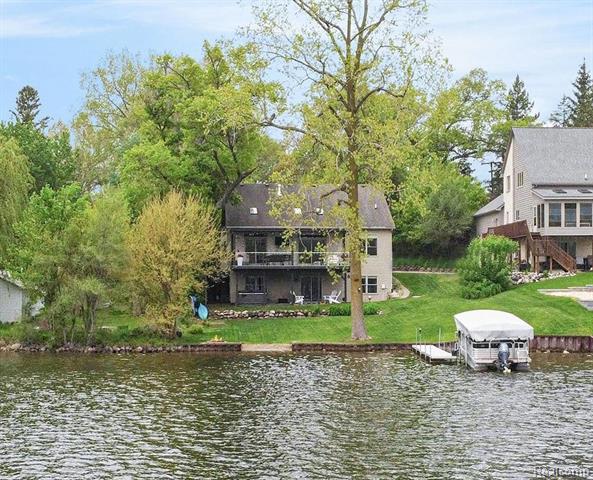 front view picture of 8003 Grand River Road, Brighton, MI. 48114