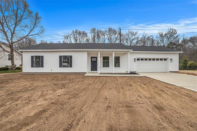 front view picture of 3574 Valley View Drive, Muskegon, MI. 49444