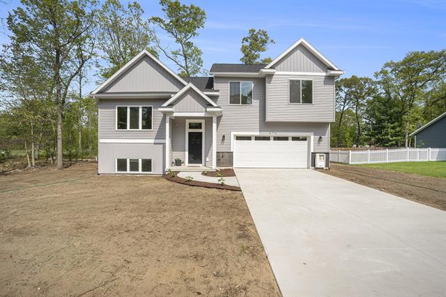 front view picture of 370 Chopin Drive, Muskegon, MI. 49442