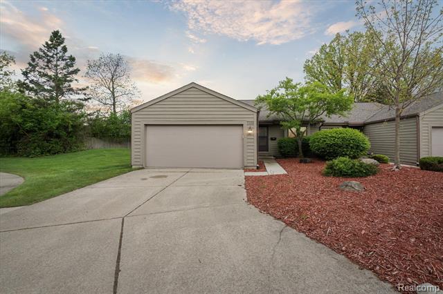 front view picture of 2468 Valley Oaks Circle, Flint, MI. 48532