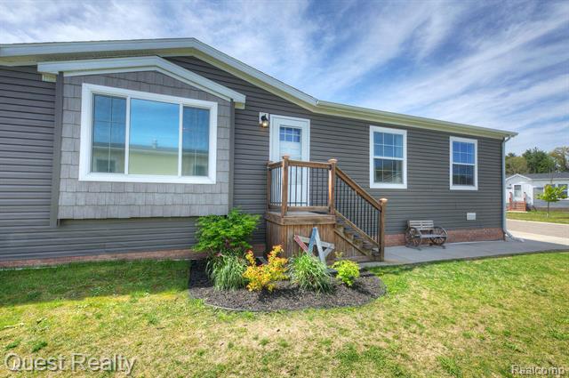 front view picture of 6418 Apple Way, Fenton, MI. 48430