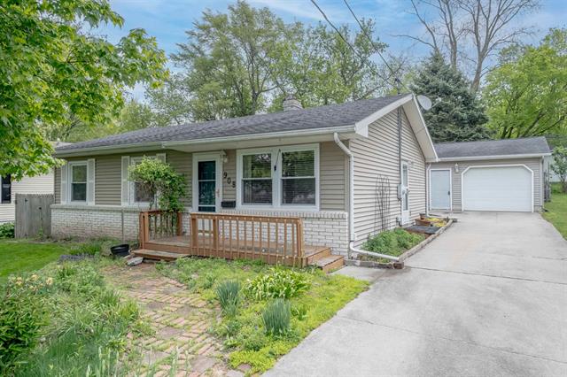 front view picture of 908 N East Street, Fenton, MI. 48430