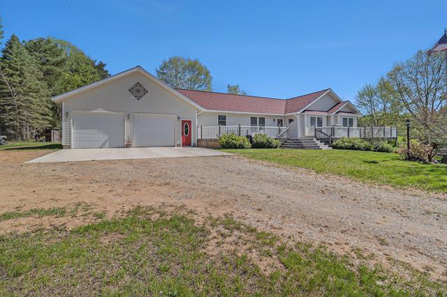 front view picture of 5094 Samerdar Drive, Onekama, MI. 49675