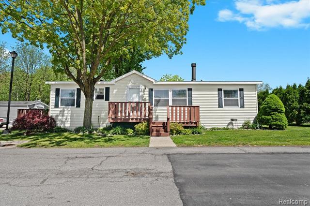 front view picture of 49622 Oak Drive, Plymouth, MI. 48170