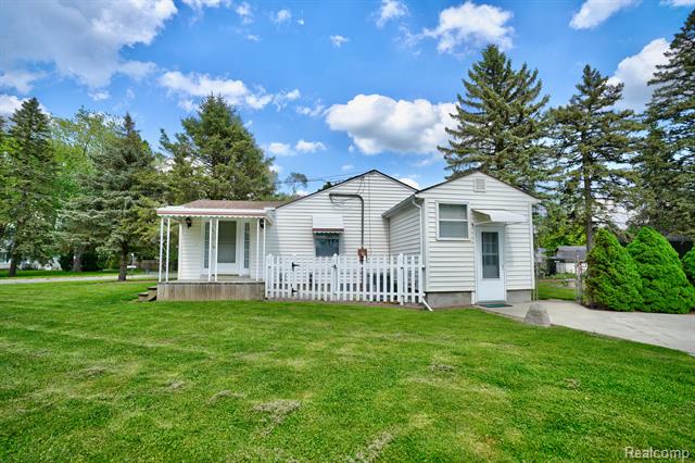 front view picture of 6154 Roberta Street, Burton, MI. 48509