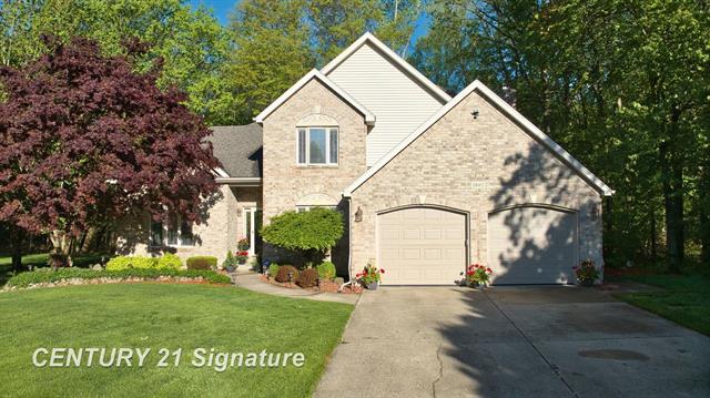 front view picture of 1802 W Lake Circle Drive, Saginaw, MI. 48609