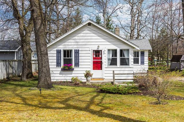 front view picture of 927 Carver Street, Traverse City, MI. 49686