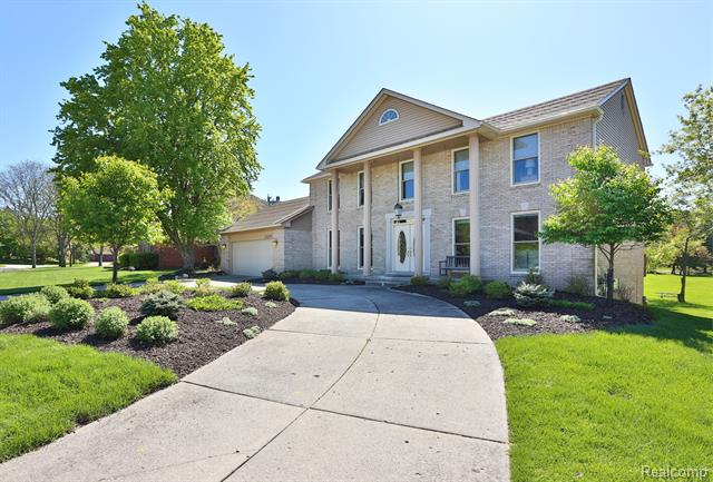 front view picture of 25215 Rutledge Crossing, Farmington, MI. 48335