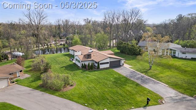front view picture of 2330 N Pine Center Dr, West Bloomfield, MI. 48323