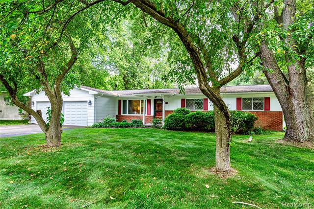 front view picture of 174 Knollwood Drive, Pinckney, MI. 48169