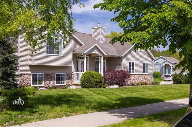 front view picture of 2568 Orchard View Drive Ne, Grand Rapids, MI. 49505