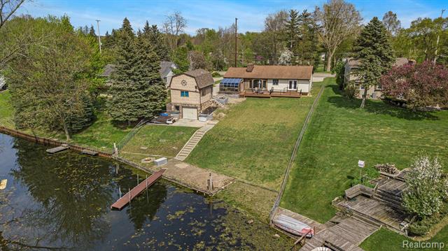 front view picture of 13386 N Fenton Road, Fenton, MI. 48430