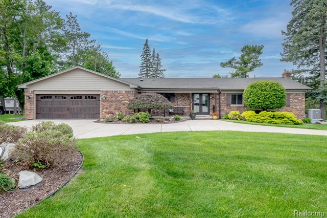 front view picture of 7488 Driftwood Drive, Fenton, MI. 48430