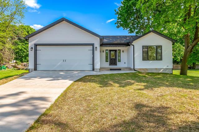 front view picture of 611 River Road, Marshall, MI. 49068