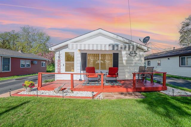 front view picture of 125 Wickham Avenue, Houghton Lake, MI. 48629