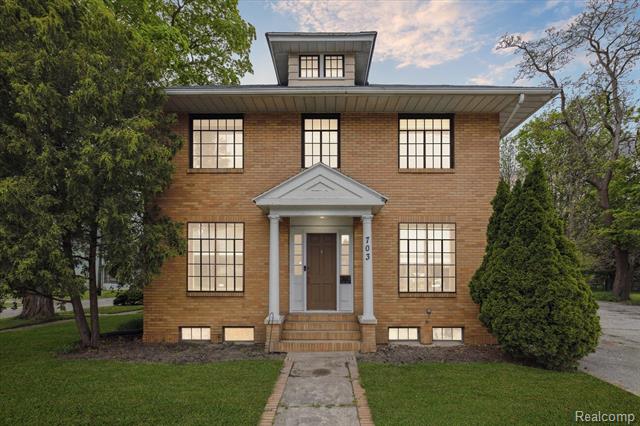 front view picture of 703 E Court Street, Flint, MI. 48503