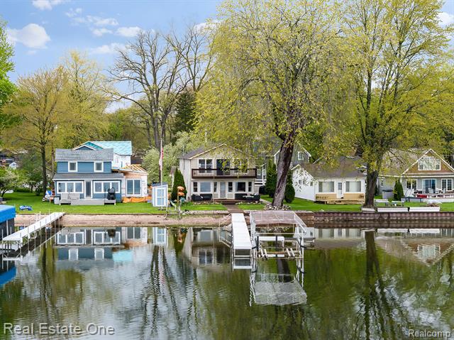 front view picture of 4825 Downing Drive, Pinckney, MI. 48169
