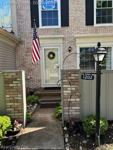 front view picture of 1202 King's Cove Drive, Rochester, MI. 48306