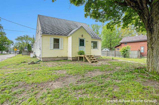 front view picture of 332 Grove Street, Sparta, MI. 49345