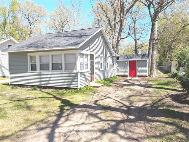 front view picture of 70 S Kensington Street, Muskegon, MI. 49442